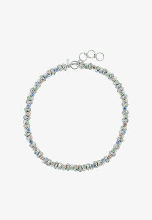 Collier en argent comportant des perles rondes colorées en vert, bleu et or rose, avec des accents métalliques texturés et un fermoir à maillons multiples.