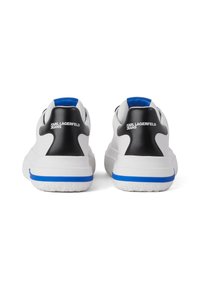 Adidași albi cu accente negre și detalii albastre. Material neted, formă rotundă, logo vizibil pe toc, talpă albă texturată.