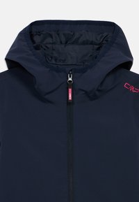 Σακάκι ναυτικού μπλε με κουκούλα, μπροστινή φερμουάρ, λογότυπο CMP σε ροζ στον ώμο, λεία υφή υφάσματος, σχεδιασμένο για υπαίθρια χρήση.