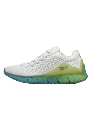 Biała sportowa buty z teksturowanym cholewką, gradientową podeszwą przechodzącą z zielonego do niebieskiego oraz minimalnym sznurowaniem. Posiada logo po boku i wyściełany obcas.