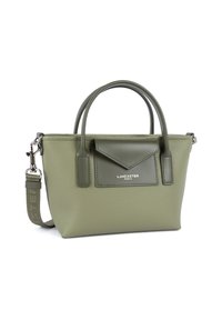 Borsa a tracolla in pelle testurizzata verde oliva con doppi manici, tasca a busta anteriore etichettata "Lancaster Paris" e tracolla removibile.