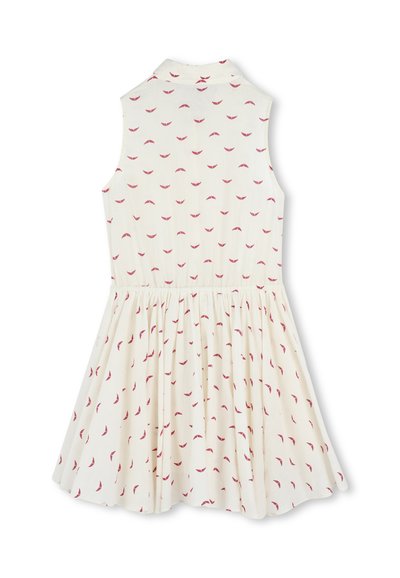 Robe sans manches en tissu crème avec une taille à cordon de serrage, présentant un motif de croissant rouge répété sur l'ensemble. Col boutonné et jupe plissée.