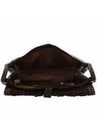 Borsa a mano in pelle marrone con dettaglio intrecciato alla base, interno aperto, foderata in tessuto marrone e chiusura a scatto magnetico.