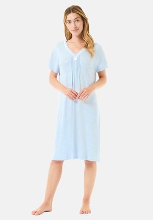 Camisa de noche azul claro con mangas cortas, cuello en V y detalles plisados. Fabricada con tejido suave, llega hasta la mitad de la pantorrilla con aberturas laterales para mayor comodidad.