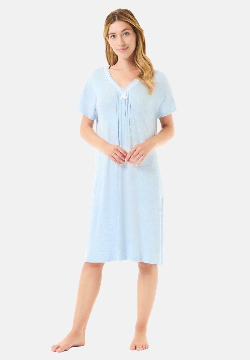Camisa de noche azul claro con mangas cortas, cuello en V y detalles plisados. Fabricada con tejido suave, llega hasta la mitad de la pantorrilla con aberturas laterales para mayor comodidad.
