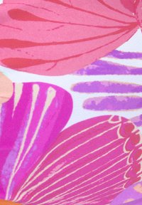 Tessuto floreale con grandi motivi di foglie rosa e viola, con dettagli delicati. Lo sfondo è bianco con una sottile textura.