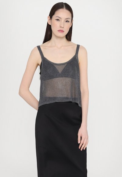 Transparante grijze korte tanktop met dunne bandjes, met een textuurgebreid patroon en een driehoekige accent bij de borst.