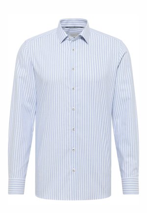 Lyseblå langærmet skjorte med knapper, hvide og mørkeblå lodrette striber, klassisk krave og knaplukning ved ærmerne.