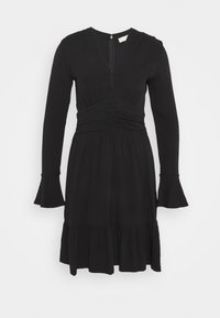 Abito nero a maniche lunghe con scollatura a V, vita arricciata e polsini svasati. Presenta un orlo a strati e una sottile trama in tutto il tessuto.