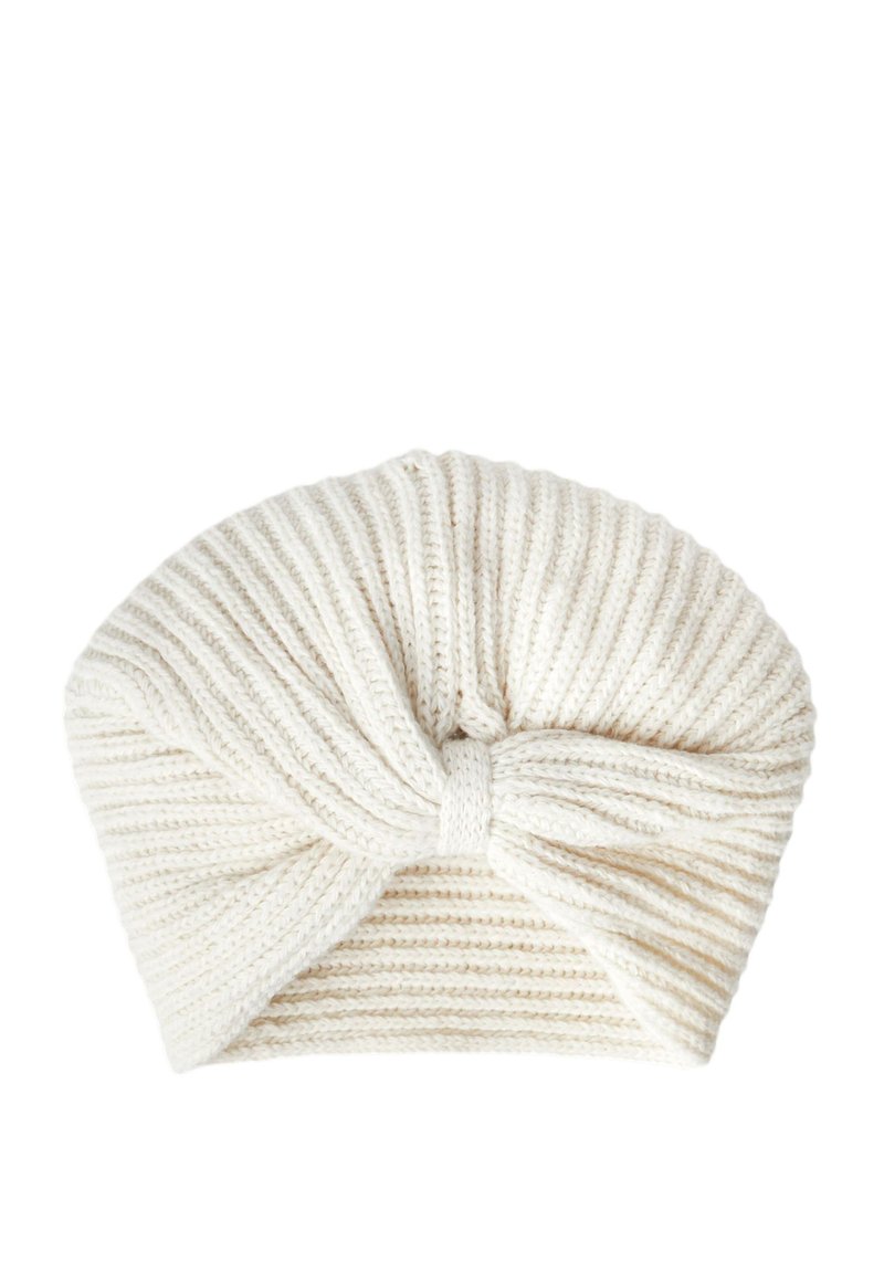 Adīta krēma berete ar savītu priekšpusi, ar vertikālu ribu tekstūru un mīkstu apdari.