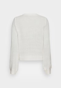 Weißer Strickpullover mit langen Ärmeln, rundem Ausschnitt und gerippten Bündchen. Der Stoff hat eine leichte Textur und eine kurze Silhouette.