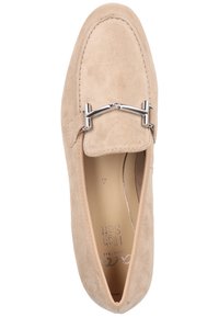 Beige suède instapper met een ronde neus, voorzien van een zilverkleurige horsebit-accent en een gladde, textuurafwerking. Voering zichtbaar.