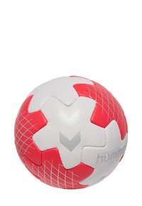 Röd och vit handboll med en texturerad yta och geometriskt mönster. Ikoniskt logo och märkningar i silver på ena sidan.