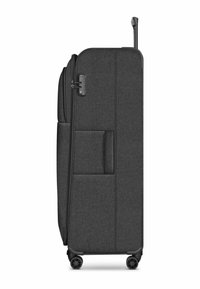 Maleta de tela negra con acabado texturizado, mango telescópico y dos ruedas. Incluye un bolsillo lateral para almacenamiento adicional.