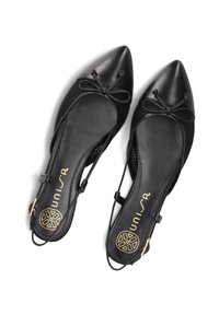 Scarpe slingback nere con punta appuntita, rifinite con dettagli in rete e un accento a fiocco. Logo dorato sulla soletta e cinturino alla caviglia regolabile.