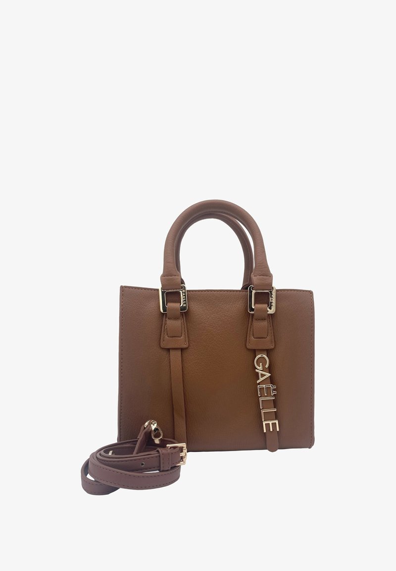 Borsa a mano in pelle marrone con due manici corti, tracolla staccabile e dettaglio logo in tonalità dorata sul lato.