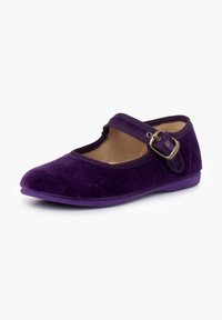 Chaussure Mary Jane en velours violet avec un bout rond, une bride réglable avec une boucle en métal et une doublure intérieure douce. Semelle plate.