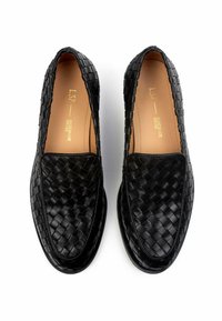 Zwarte gevlochten leren loafers met een soepele bovenkant, ronde neus en minimalistisch ontwerp. Voorzien van een leren binnenzool en subtiele branding.