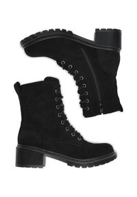 Cizme scurte din suede negru cu suprafață texturată, șireturi în față, fermoar pe lateral și toc gros. Au o talpă rugged pentru aderență.