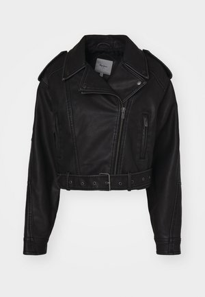 Giacca in pelle nera cropped con chiusura a zip, spalline e tasche laterali. Presenta una vita con cintura e una texture liscia.