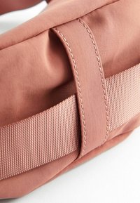 Next SLING - Taška s příčným popruhem - rose pink