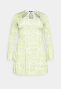 Vestido de mangas longas em verde claro com padrão floral geométrico, apresentando um decote redondo e um detalhe em formato de olho-chave na frente.