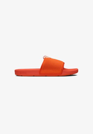 Helles orangefarbenes Rutsch-Sandal mit perforiertem breitem Riemen und flacher Sohle, für die Freizeitgestaltung entworfen.