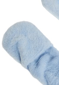 Jasnoniebieskie kapcie z faux futra o zaokrąglonym kształcie, miękkiej teksturze i marszczonym detalu na górze dla zwiększenia komfortu.