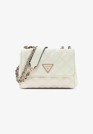 Sac à main en crème matelassé avec une chaîne en or et un logo triangulaire. Dispose d'une fermeture à rabat et d'une surface texturée avec des coutures en losange.