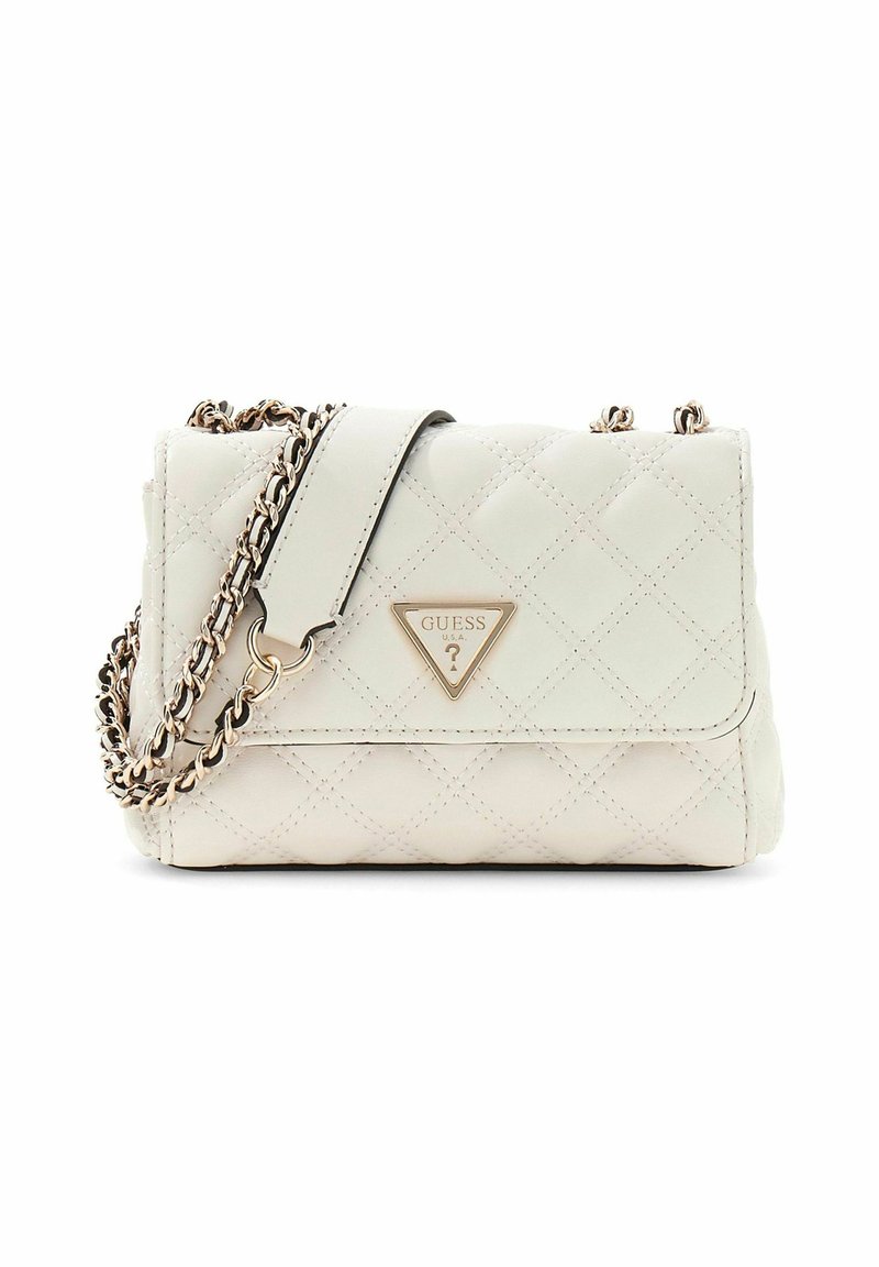 Sac à main en crème matelassé avec une chaîne en or et un logo triangulaire. Dispose d'une fermeture à rabat et d'une surface texturée avec des coutures en losange.