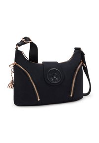 Borsa a tracolla nera con tracolla regolabile, due cerniere dorate verticali e un patch rotondo con il logo Kipling al centro.