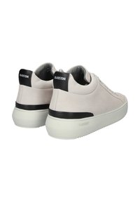 Ljust rosa lädersneakers med svart hälaccent. Har en dämpad sula och minimalistisk design med ton-i-ton sömmar. Varumärkeslogotyp på hälen.