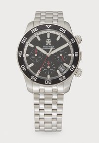 Silberner Chronograph aus Edelstahl mit schwarzem Zifferblatt, silbernen und roten Akzenten, drei Unterzifferblättern und einer Datumsanzeige auf 4 Uhr.