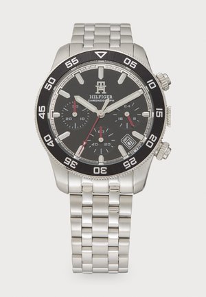 Zilveren roestvrijstalen chronograaf horloge met een zwarte wijzerplaat, zilveren en rode accenten, drie sub-dials, en een datumweergave op 4 uur.
