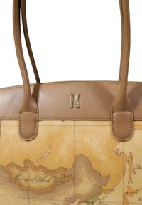 Borsa a spalla in pelle marrone con superficie testurizzata e design mappale, dotata di due manici e un accento di logo in argento.