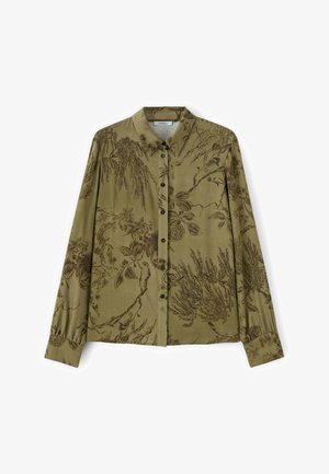 Olijfgroene overhemd met lange mouwen en knoopsluiting, bedrukt met een donker botanisch patroon van bladeren, takken en bloemen, en een klassieke kraag.