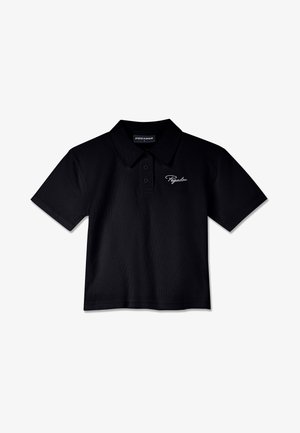 Zwarte polo gemaakt van textuurstof, met een opstaande kraag, drie knopen en een geborduurd logo op de borst. Korte mouwen.