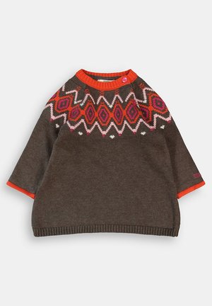 Pull en maille marron à manches courtes, avec un motif géométrique coloré en rouge, rose et blanc sur le yoke et des accents côtelés orange.