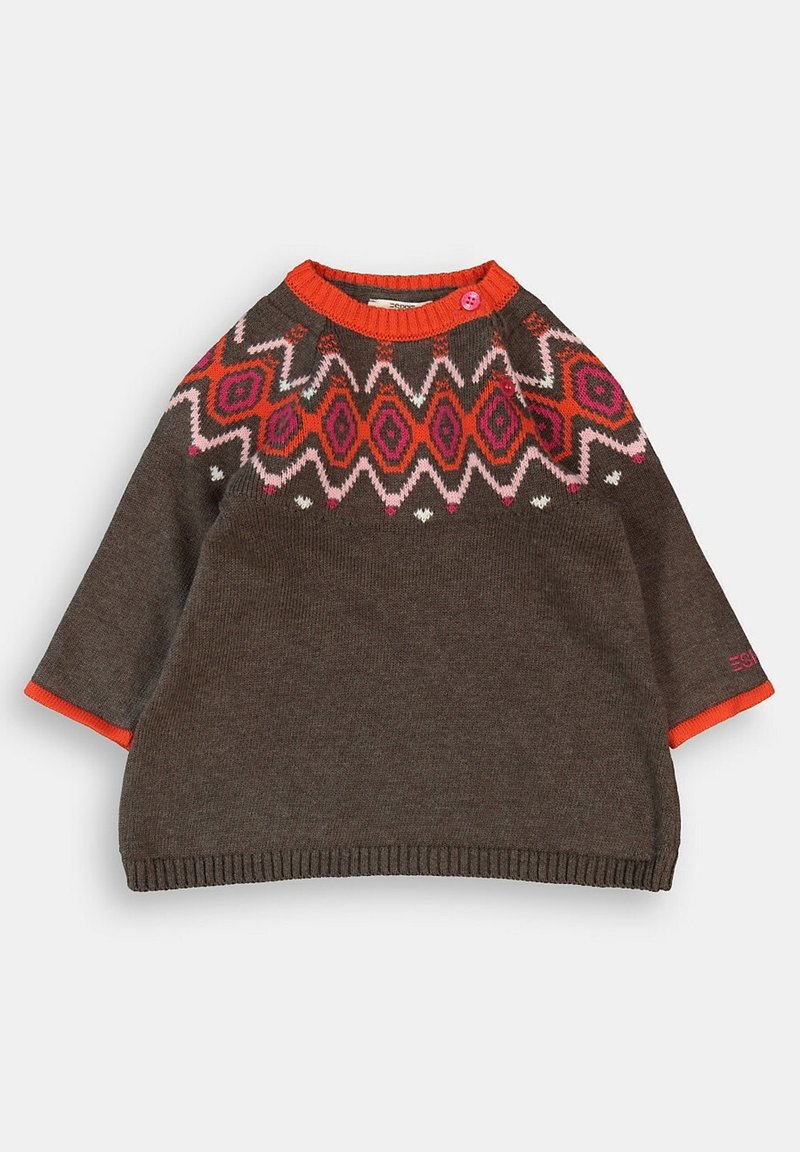 Pull en maille marron à manches courtes, avec un motif géométrique coloré en rouge, rose et blanc sur le yoke et des accents côtelés orange.