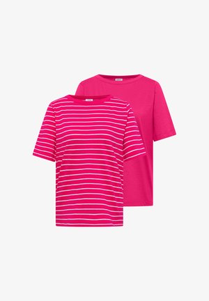 Twee roze T-shirts met korte mouwen en een ronde hals, één effen felroze en één roze met witte horizontale strepen.