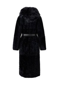 Sort faux fur frakke med hætte, belagt talje, lange ærmer og en blød, plysset tekstur. Har et sømløst design og en mellemlang længde.