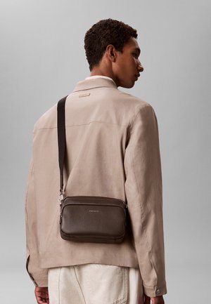 Calvin Klein, RAISED CAMERA BAG - Sac bandoulière - delicioso