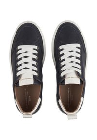 Marineblaue Ledersneaker mit weißen Schnürsenkeln, abgerundeter Zehenpartie und kontrastierendem weißen Fersenbereich. Das Innere ist braun. Verfügt über dezente Markenkennzeichnung.