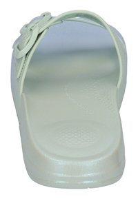  Lichtgroene, platte schuif sandaal met een gladde, gestructureerde oppervlakte en twee ronde accentdetails op de band. Zacht, flexibel materiaal.