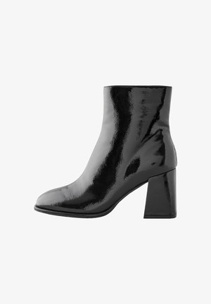 Zwarte enkelboot gemaakt van glanzend materiaal, met een vierkante neus en een hoge blokhak. Gladde textuur met een glanzende afwerking over het gehele oppervlak.