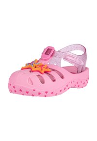 Rosa Kunststoffsandalen mit ausgestanztem Design, verstellbarem Riemen, geschmückt mit bunten Stern- und Schmetterlingsakzenten und einer Sohle mit Sternmuster.