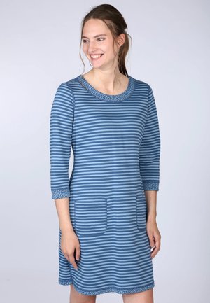 Blau gestreiftes Kleid mit Rundhalsausschnitt, Dreiviertelärmeln, zwei vorderen Taschen und bestickten Details entlang des Ausschnitts und der Ärmel.