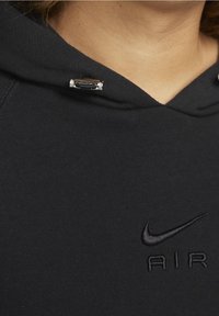 Czarna bluza z kapturem wykonana z miękkiego materiału, wyposażona w sznurek do ściągania, logo marki wyszyte nicią w tym samym kolorze oraz elegancki, dopasowany krój.