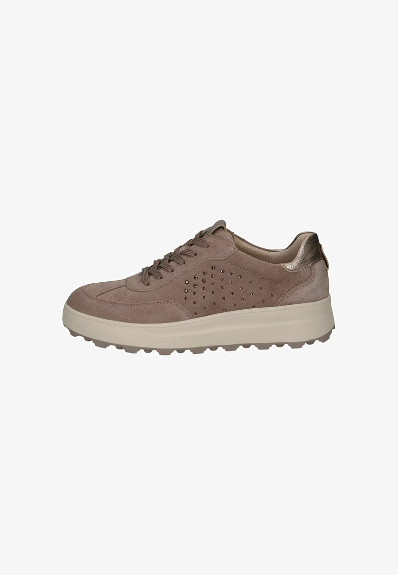 Baskets en daim taupe avec lacets à l’avant, détail métallique au talon, clous sur le côté et semelle blanche épaisse à crampons.