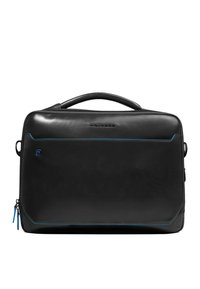 Portafolios de cuero negro con textura suave, con detalles en costuras azules, asa superior y cierre de cremallera. Logo frontal en relieve.